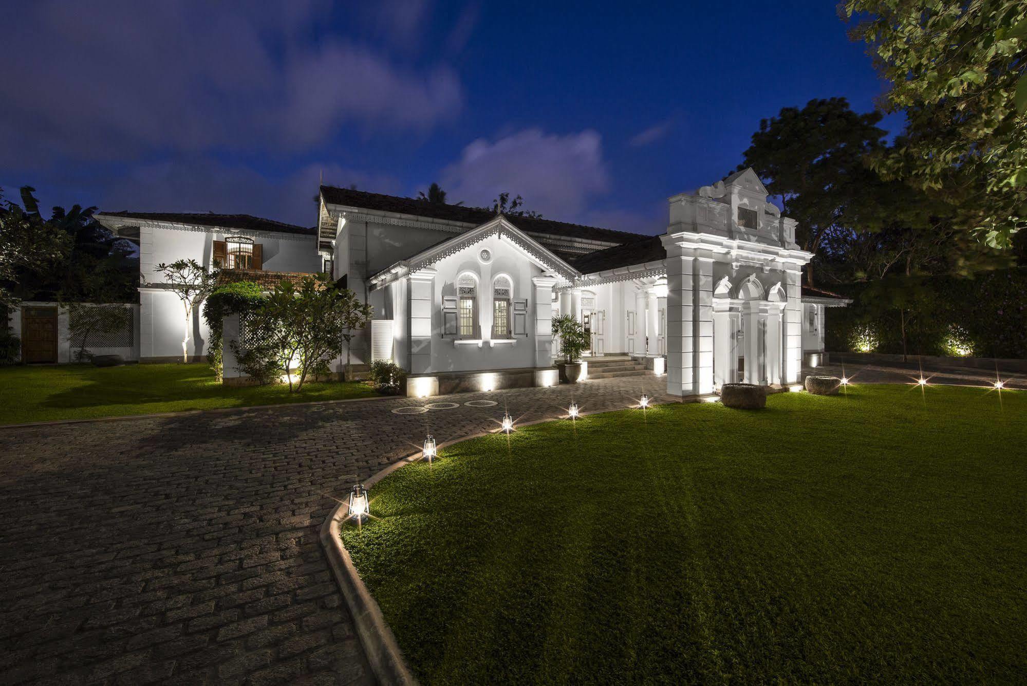 Maniumpathy Hotel Colombo Exterior photo